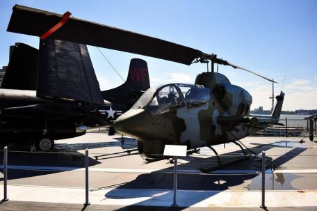 Bell AH-1 HueyCobra / Cobra (1982 LEBANON WAR, COLD WAR, GULF WAR, MODERN AIRCRAFT, VIETNAM WAR) Bell AH-1 HueyCobra / Cobra