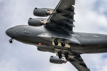 Boeing C-17 Globemaster III (MODERN AIRCRAFT) Boeing C-17 Globemaster III