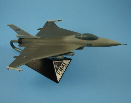 General Dynamics F-16XL