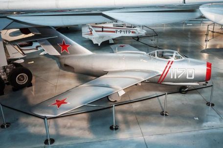 Mikoyan-Gurevich MiG-15 (Fagot) (COLD WAR, KOREAN WAR, SUEZ CRISIS, VIETNAM WAR, WARSAW PACT) Mikoyan-Gurevich MiG-15 (Fagot)