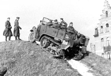 UNIC-Kegresse P.107 (ARMORED PERSONNEL CARRIER, WORLD WAR 2) UNIC-Kegresse P.107